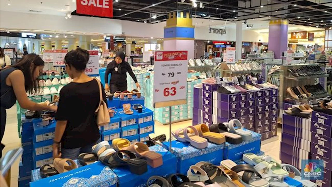 Lagi Diskon Besar, Pengunjung Berburu Sepatu di Transmart Central Park