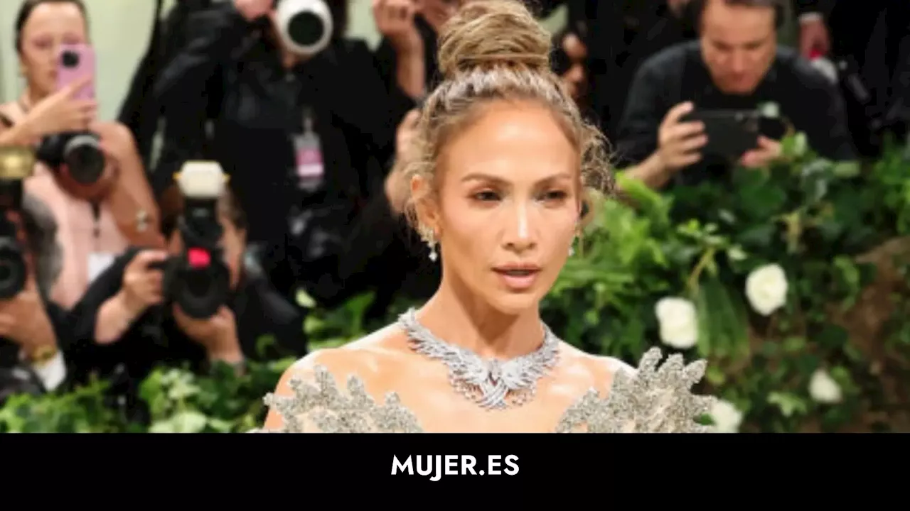 Jennifer Lopez impacta en la Gala MET 2024 con un vestido 'efecto desnudo' de diamantes