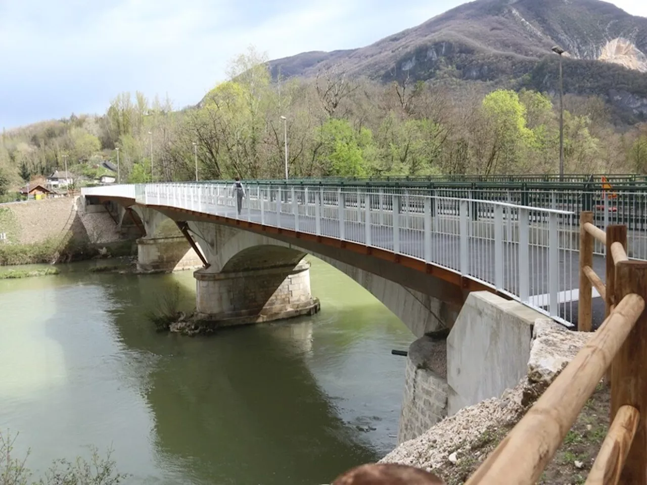 Une passerelle de la viaRhona qui relie la Savoie à la Haute-Savoie vient d'ouvrir