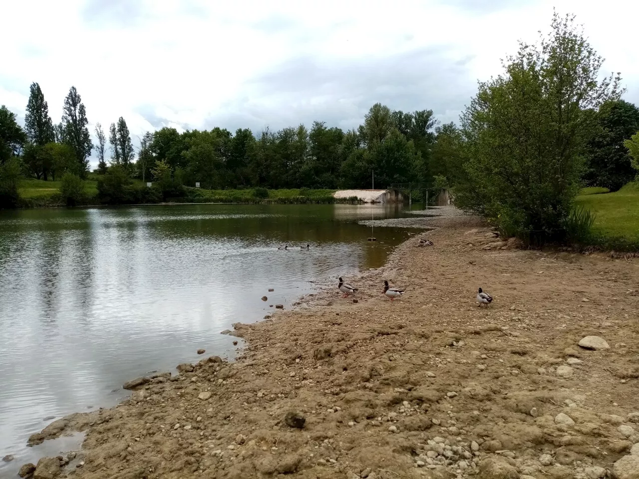 Voici pourquoi le lac de Laromet en Gironde a été vidé de son eau récemment