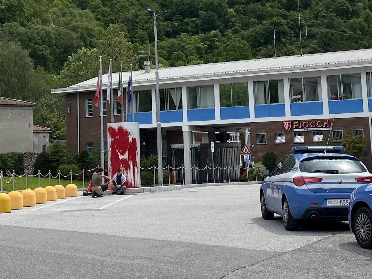 Vernice rossa su sede Fiocchi Munizioni, protesta Ultima Generazione a Lecco