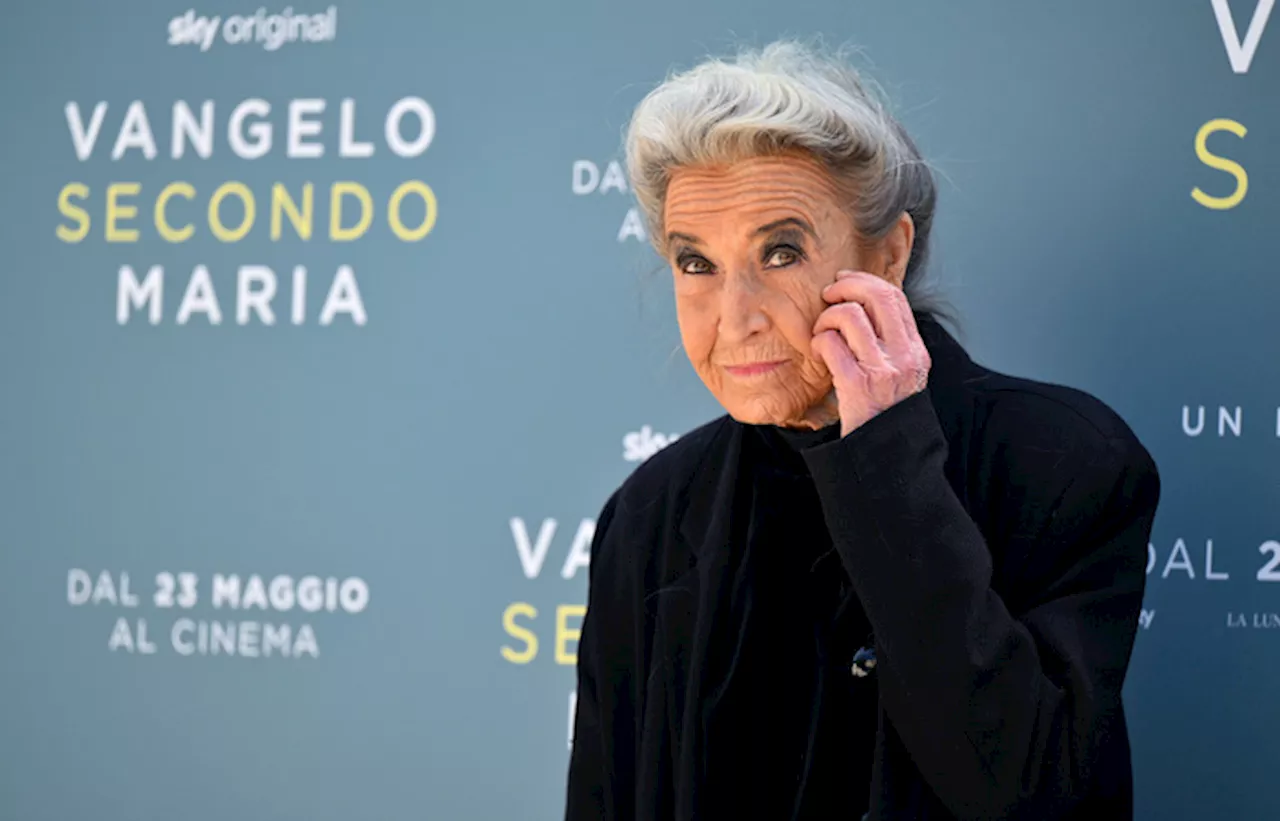 Barbara Alberti tra attori del film 'Vangelo secondo Maria'