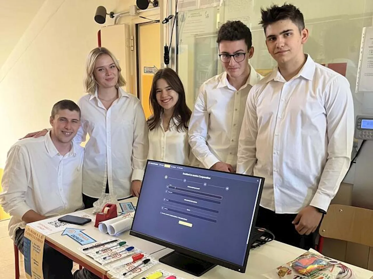 Penne e fogli nel distributore automatico sviluppato a scuola