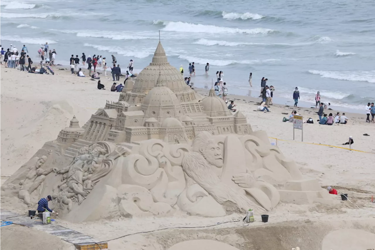 Una scultura di sabbia in una spiaggia della Corea del Sud