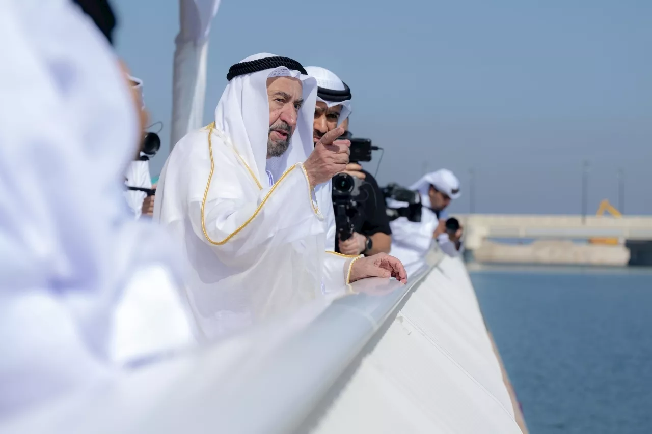 حاكم الشارقة يتفقد مشروع قناة اللية المائية ويطلع على مراحل العمل