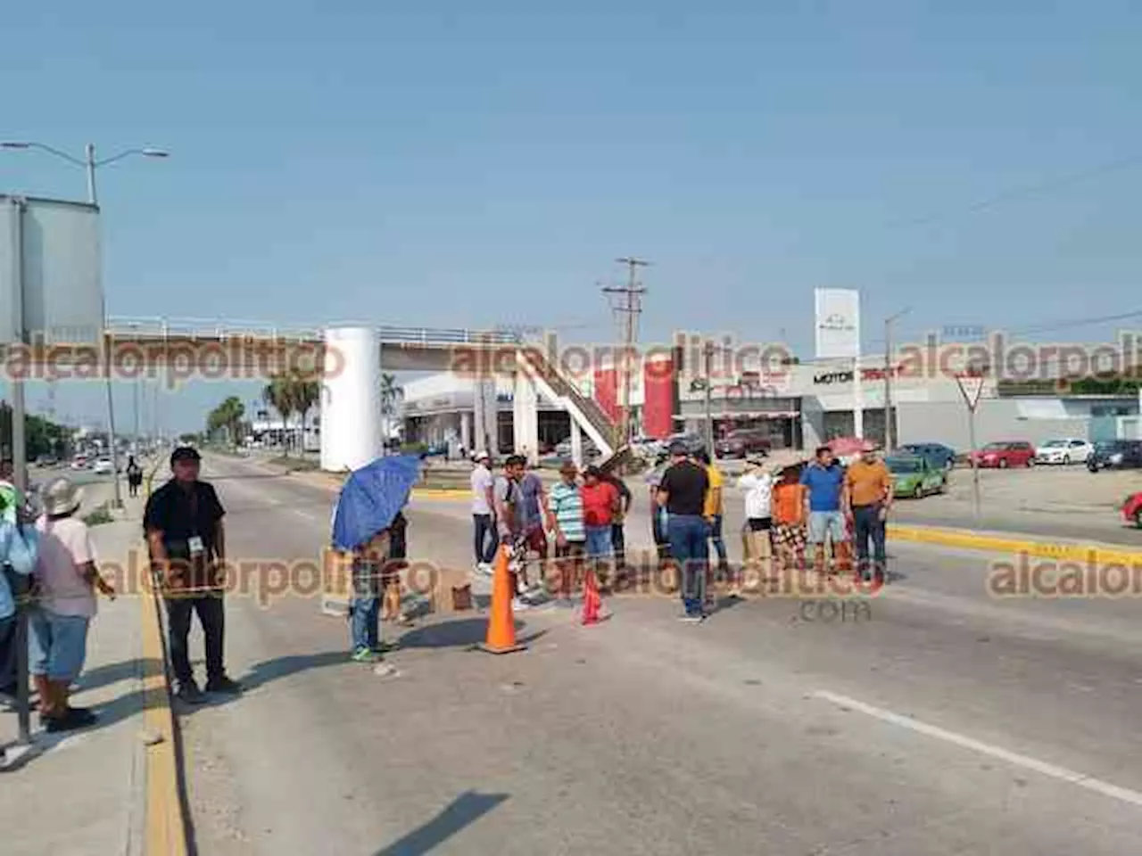 Para exigir agua, bloquearon acceso a Coatzacoalcos