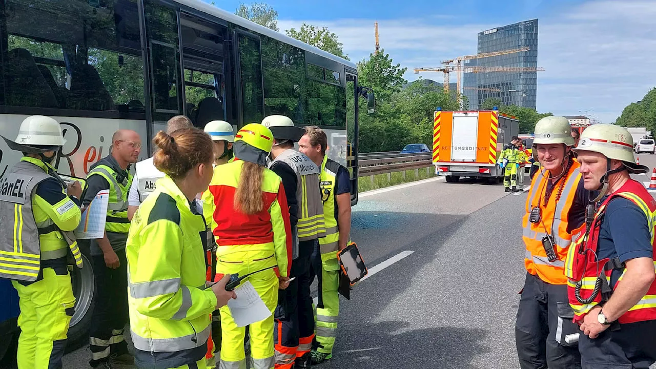 München: Unfall! Lkw kracht in Reisebus mit Schulkindern