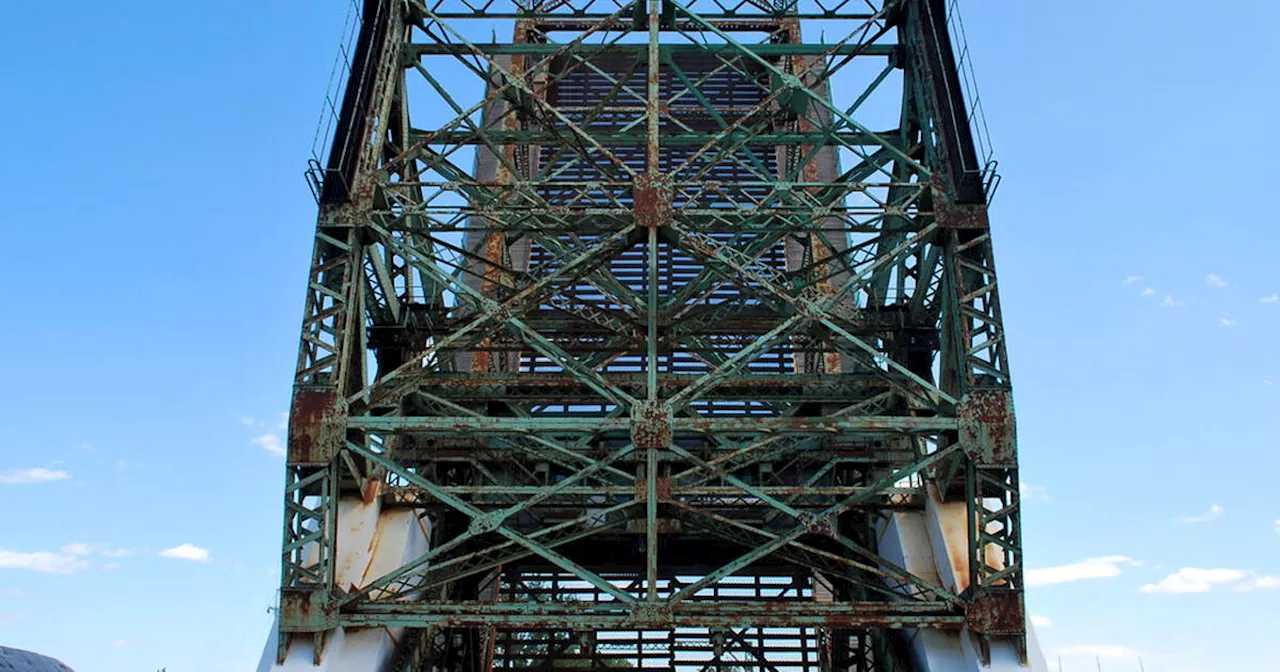 Toronto bridge stuck in upright position for days is confusing people trying to get to beach