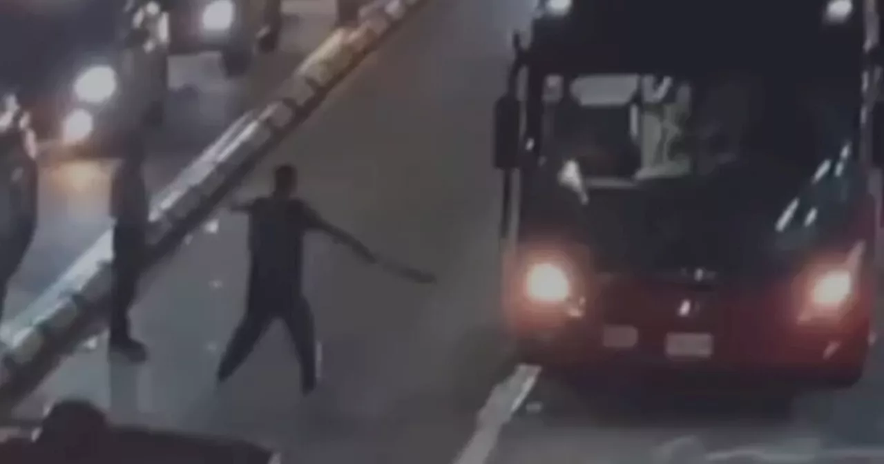 Hinchas del Tolima amenazaron con machete a conductor de Transmilenio en Bogotá