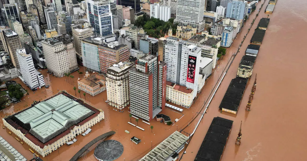 Brésil : les rues de Porto Alegre englouties sous le fleuve Guaiba