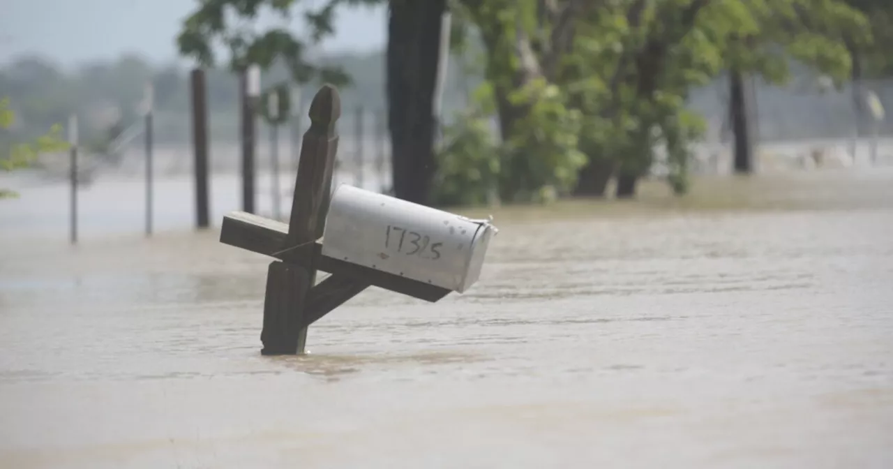 Heavy rains ease around Houston but flooding remains after hundreds of rescues and evacuations