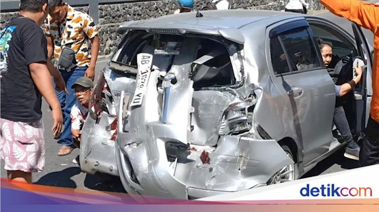 Sopir Meninggal Saat Nyetir, Innova Tabrak 2 Mobil di Simpang Gendengan Solo