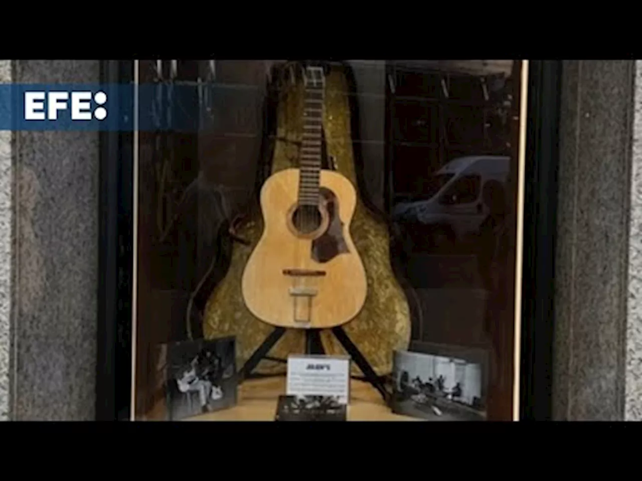 La guitarra perdida de John Lennon reaparece para batir récords de subasta