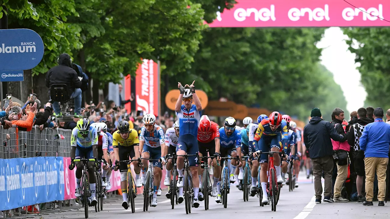 Tadej Pogacar e Geraint Thomas spaventano il gruppo, poi Tim Merlier batte Jonathan Milan in volata