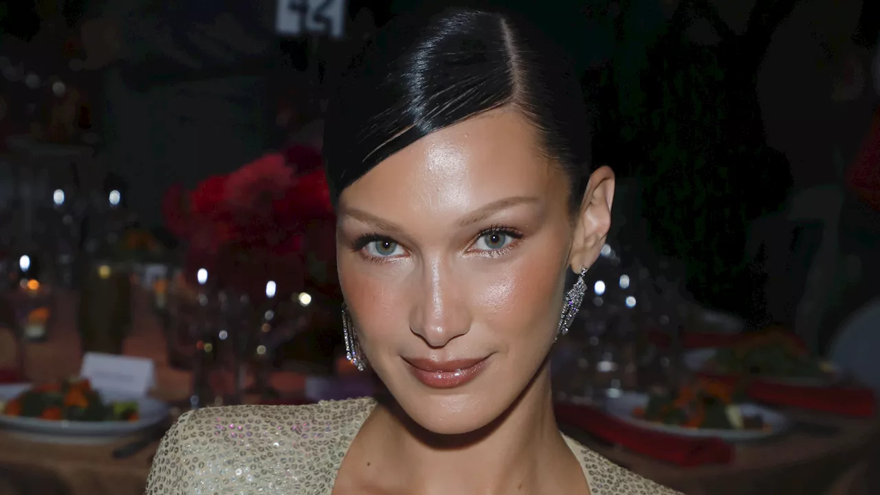 Bella Hadid, hypnotisante dans une robe corset vintage qui dévoile ses jambes interminables