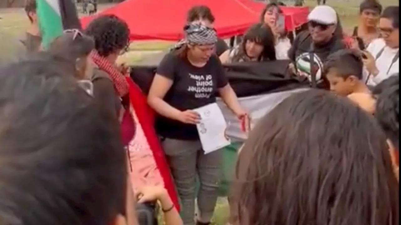 VIDEO: universitaria quema su título como Ingeniera de la UNAM en solidaridad con Palestina