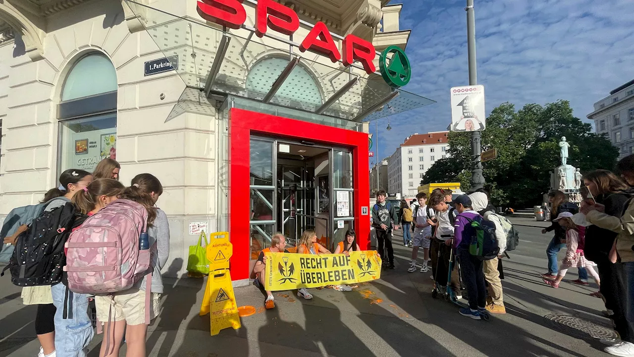 Klima-Shakira blockiert jetzt Eingang von Supermarkt