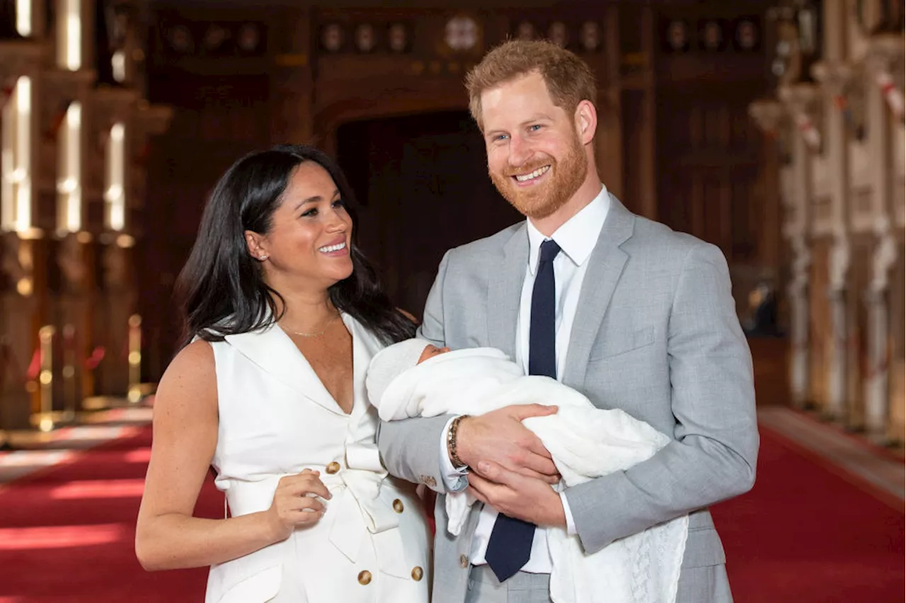 Buon compleanno al principe Archie di Sussex, 5 anni e già “in esilio”