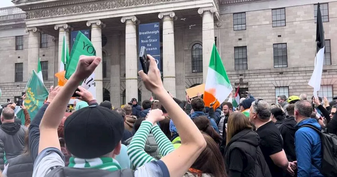 Anti-immigration protesters in Dublin are met by counter-demonstration