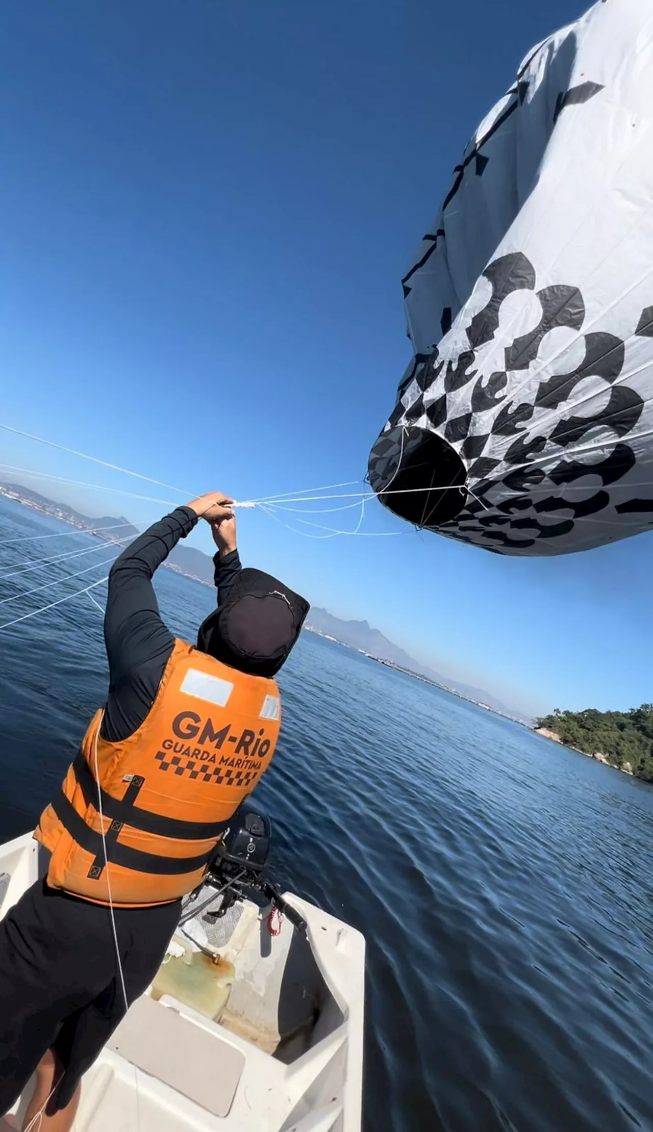 Balão quase cai próximo a tonéis de produtos inflamáveis na Baia de Guanabara