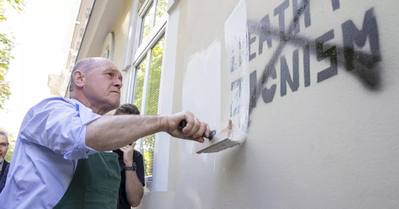 Symbolische Geste: Antisemitische Beschmierungen in Wien übermalt