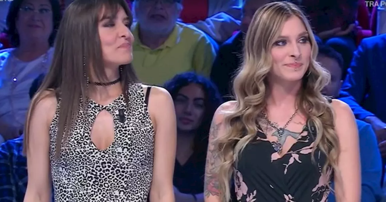 Affari Tuoi, ormone impazzito per Martina e Alessandra: &#034;Fi*** spaziali, vorrei essere quel pacco&#034;