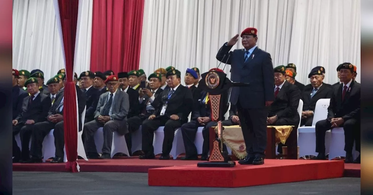 FOTO: Kenakan Baret Merah, Menhan Prabowo Subianto Pimpin Upacara Parade Senja di Kemhan