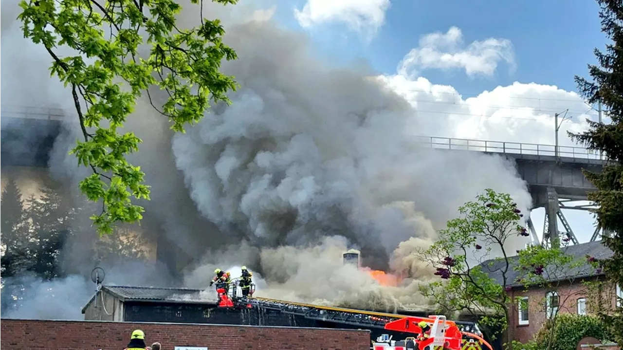 Rendsburg: Feuer in Garagenanlage sorgt für viele Zugausfälle