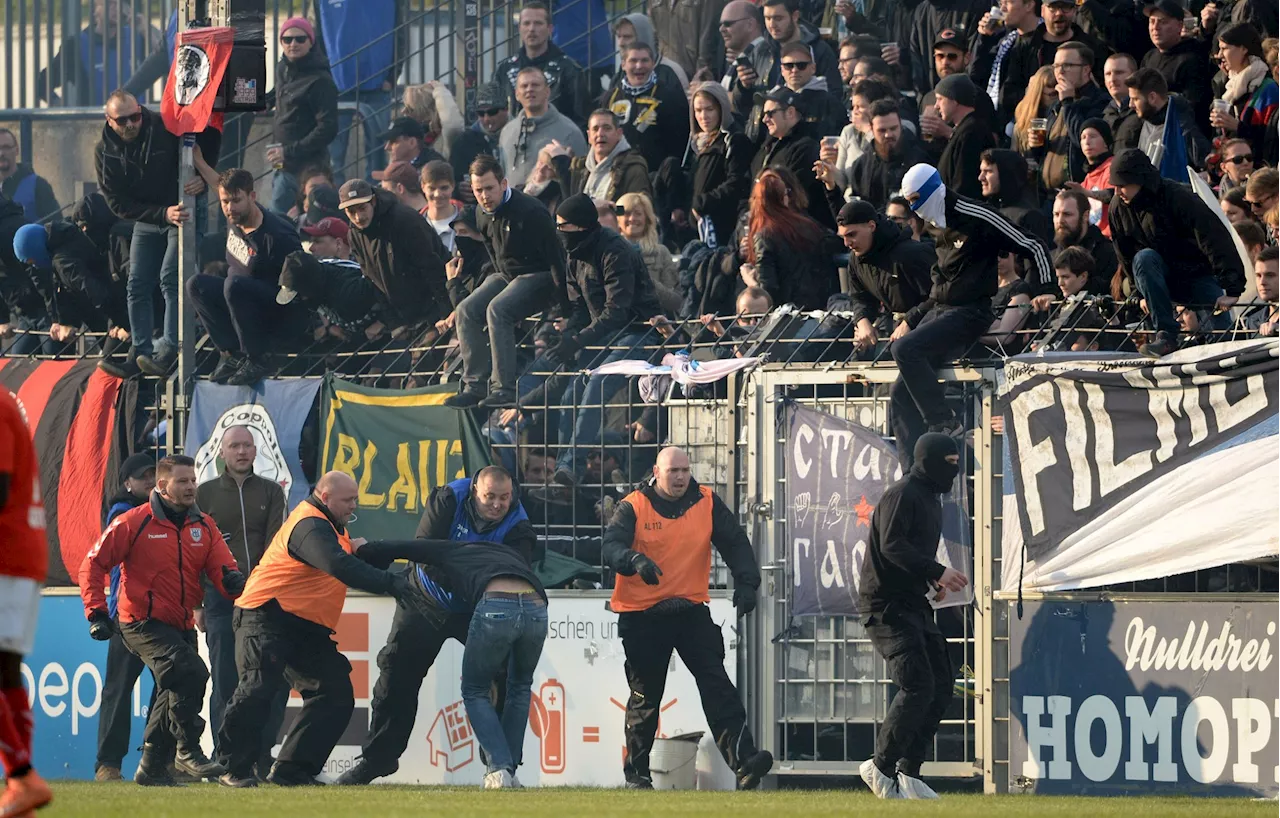 Tyske topp-politikere raser etter fotballvold – 155 politimenn skadd