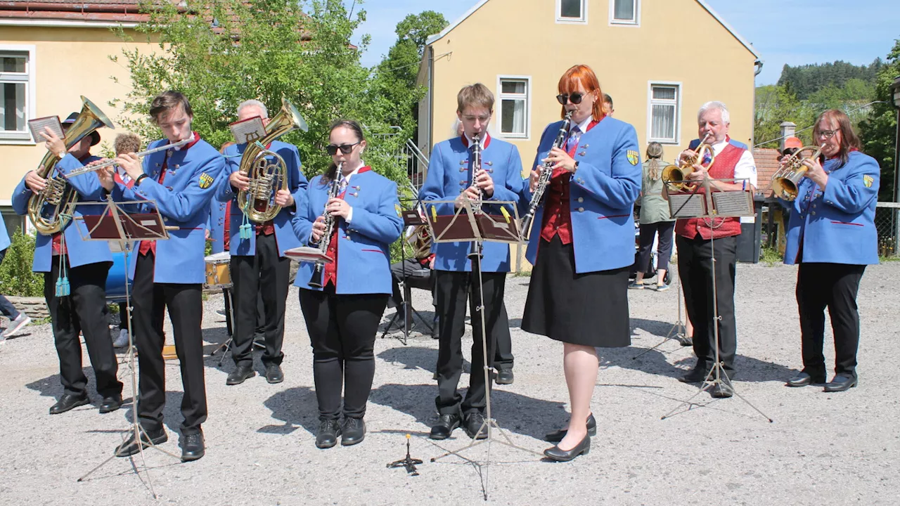 Volksfeststimmung beim Maibaumaufstellen in Altlengbach