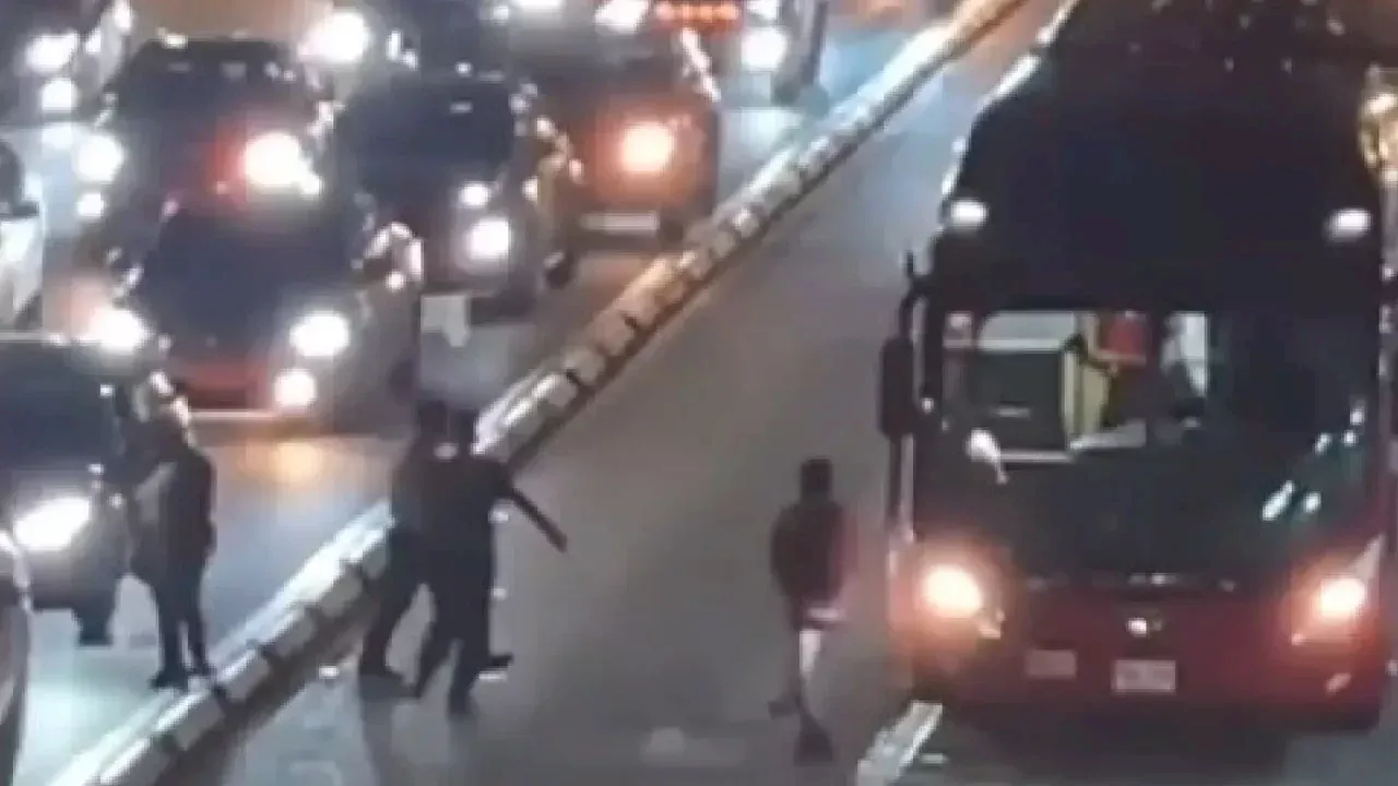 Video: con machetes y puñales, supuestos hinchas tuvieron una riña dentro de un Transmilenio