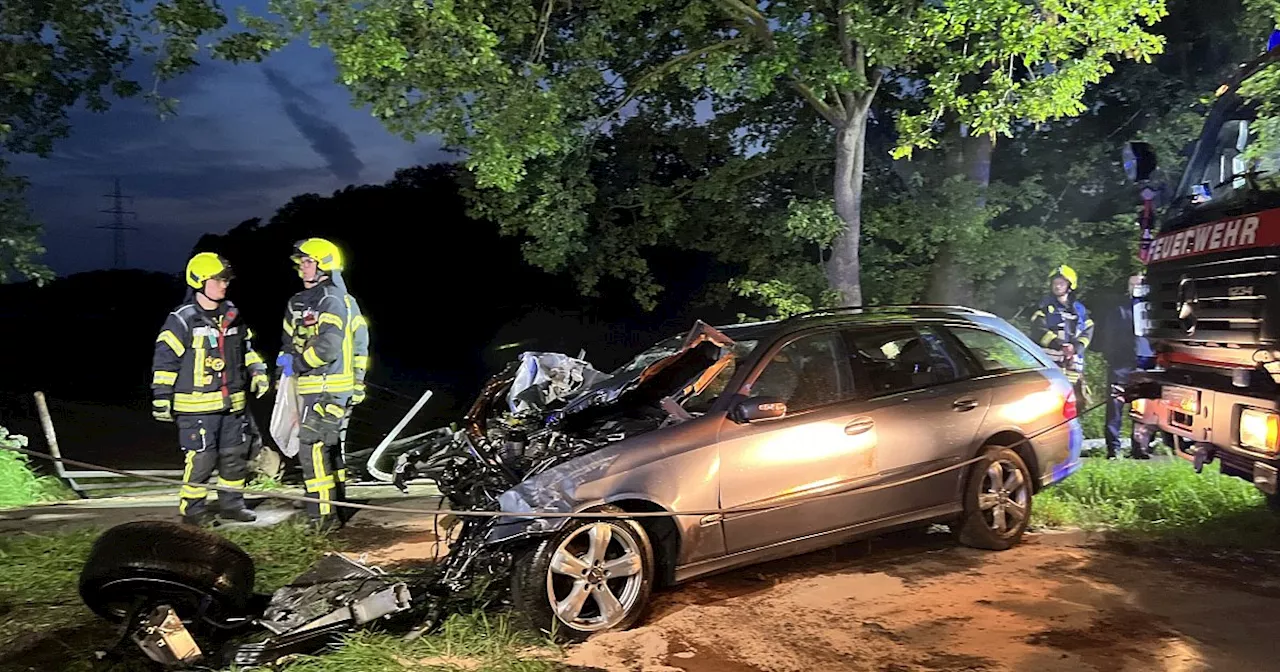 Gütersloher lebensgefährlich verletzt: Auto kracht nach Verfolgungsfahrt in Fluss