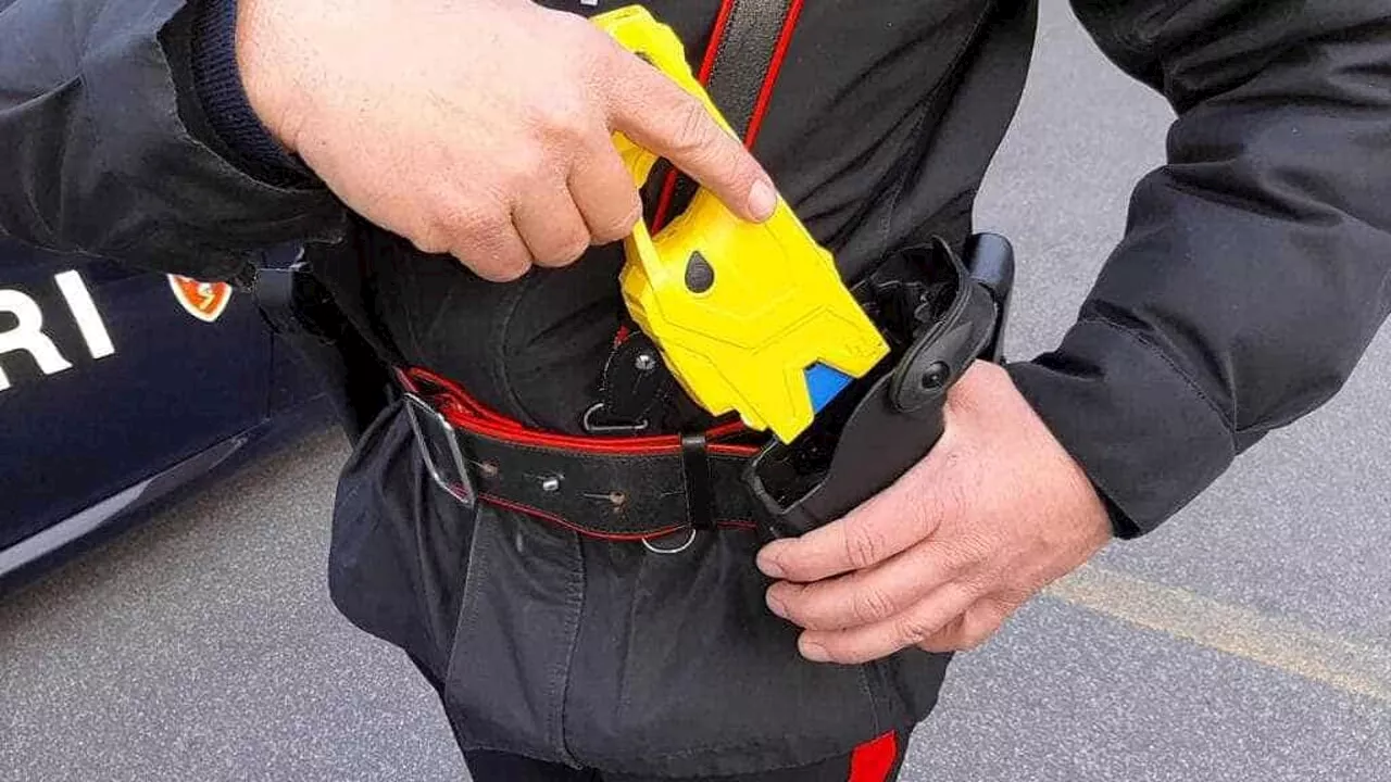 Aggredisce i carabinieri dopo un furto, fermato con il taser