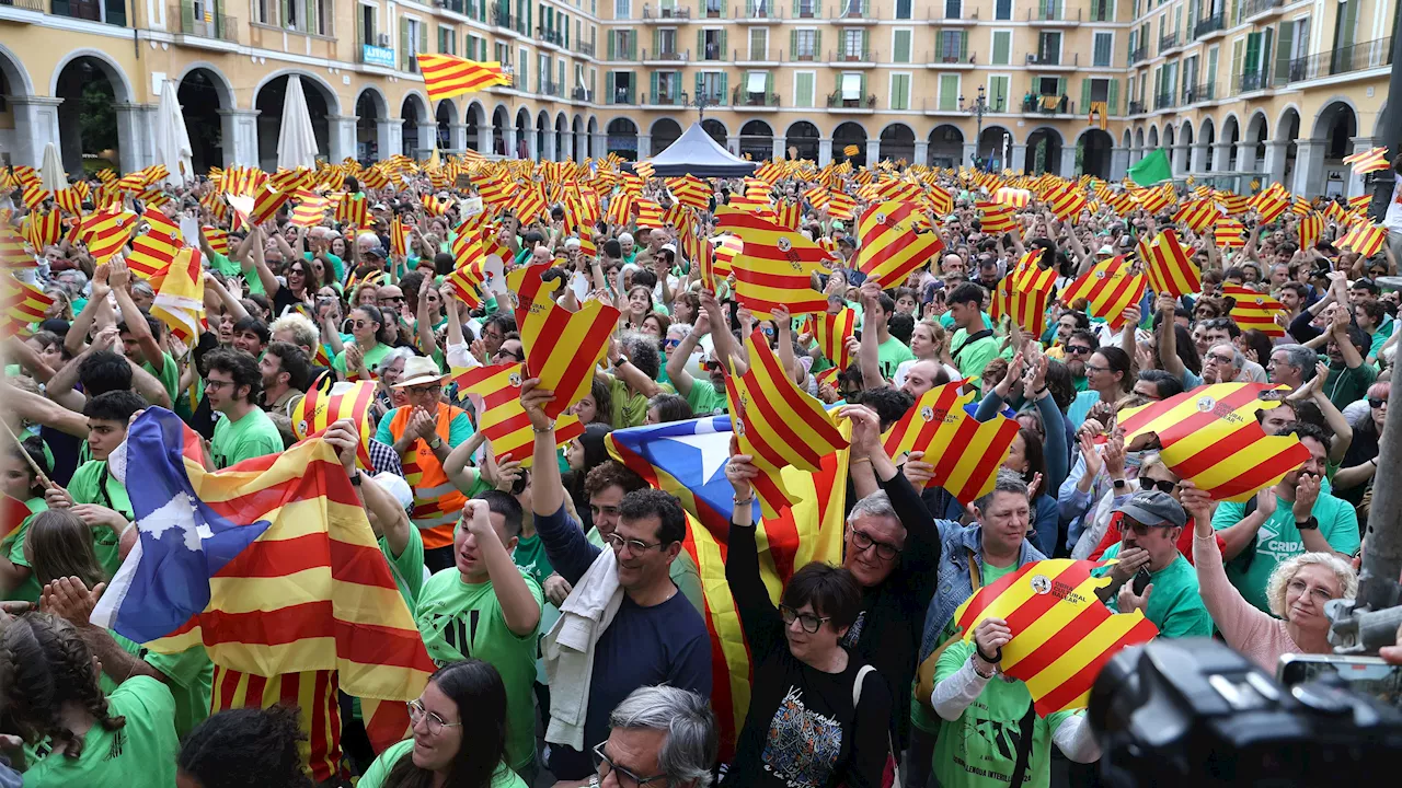 Manifestación en Palma en defensa del uso del catalán en Baleares y en contra de las políticas lingüísticas del PP y Vox