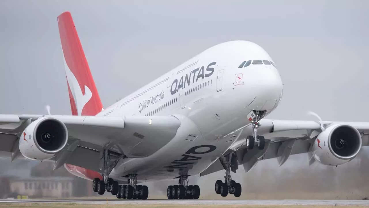 Qantas customers to receive up to $450 in compensation over 'phantom' flights