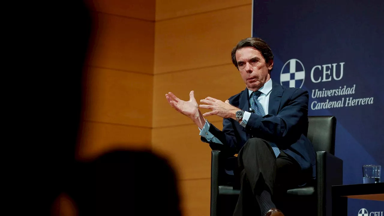 Aznar acusa a Sánchez de ser un 'farsante' y haberse convertido 'en una especie de caudillo pop