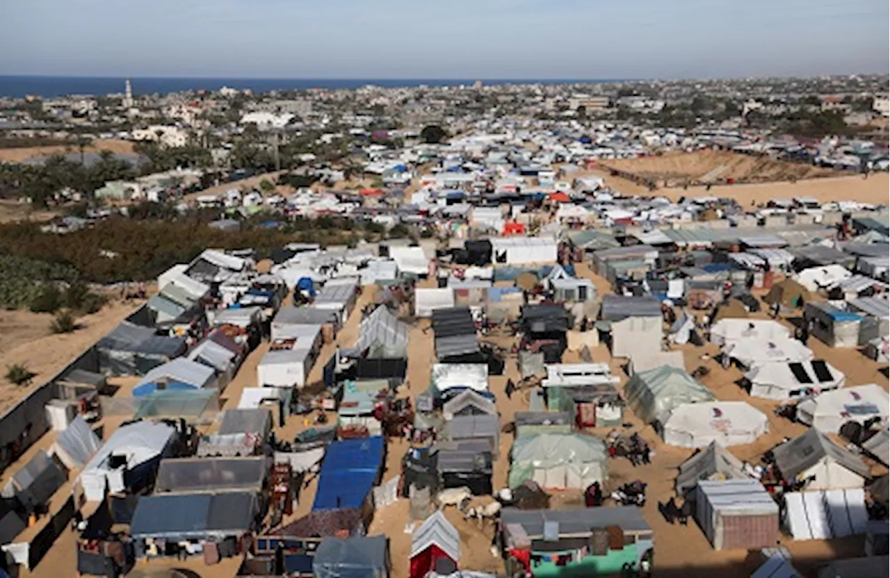 إذاعة إسرائيلية: الجيش بدأ إجلاء المدنيين الفلسطينيين من رفح