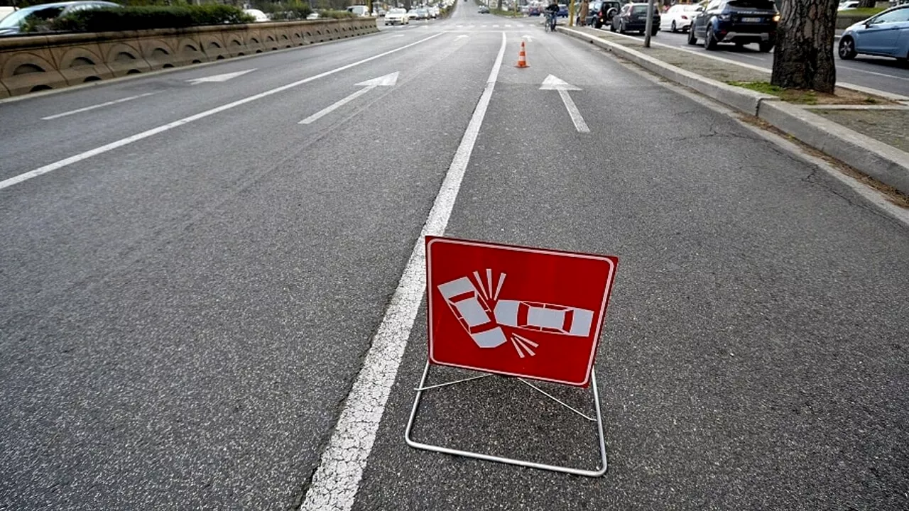 Con l'auto contro un semaforo: Alessio muore a 26 anni, ferite due amiche