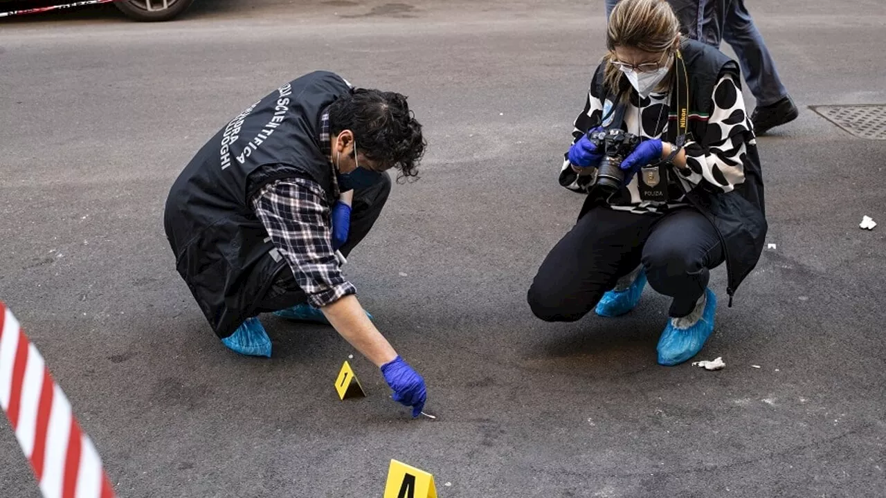 Sfregia l'ex fidanzata al volto e accoltella il suocero per strada