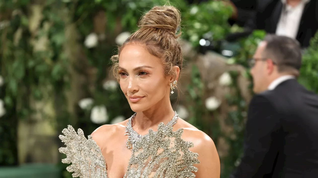 800 horas de trabajo y 75 quilates de diamantes: el espectacular vestido y collar de Jennifer López en la Met Gala 2024