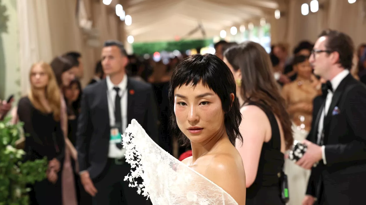 “¿Cómo voy a comer luego?”: la broma de Greta Lee sobre su precioso (pero poco práctico) vestido de Loewe en la Met Gala 2024