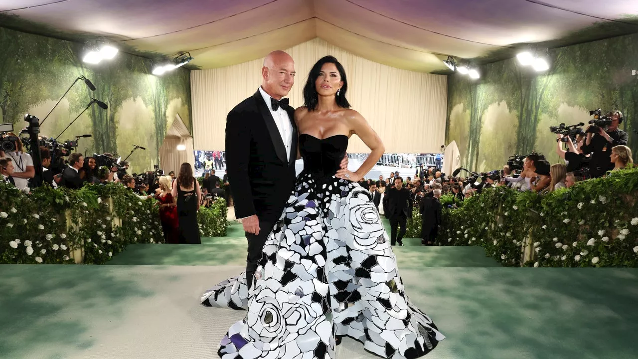 Jeff Bezos y Lauren Sánchez impactan en su primera vez como pareja en la Met Gala 2024