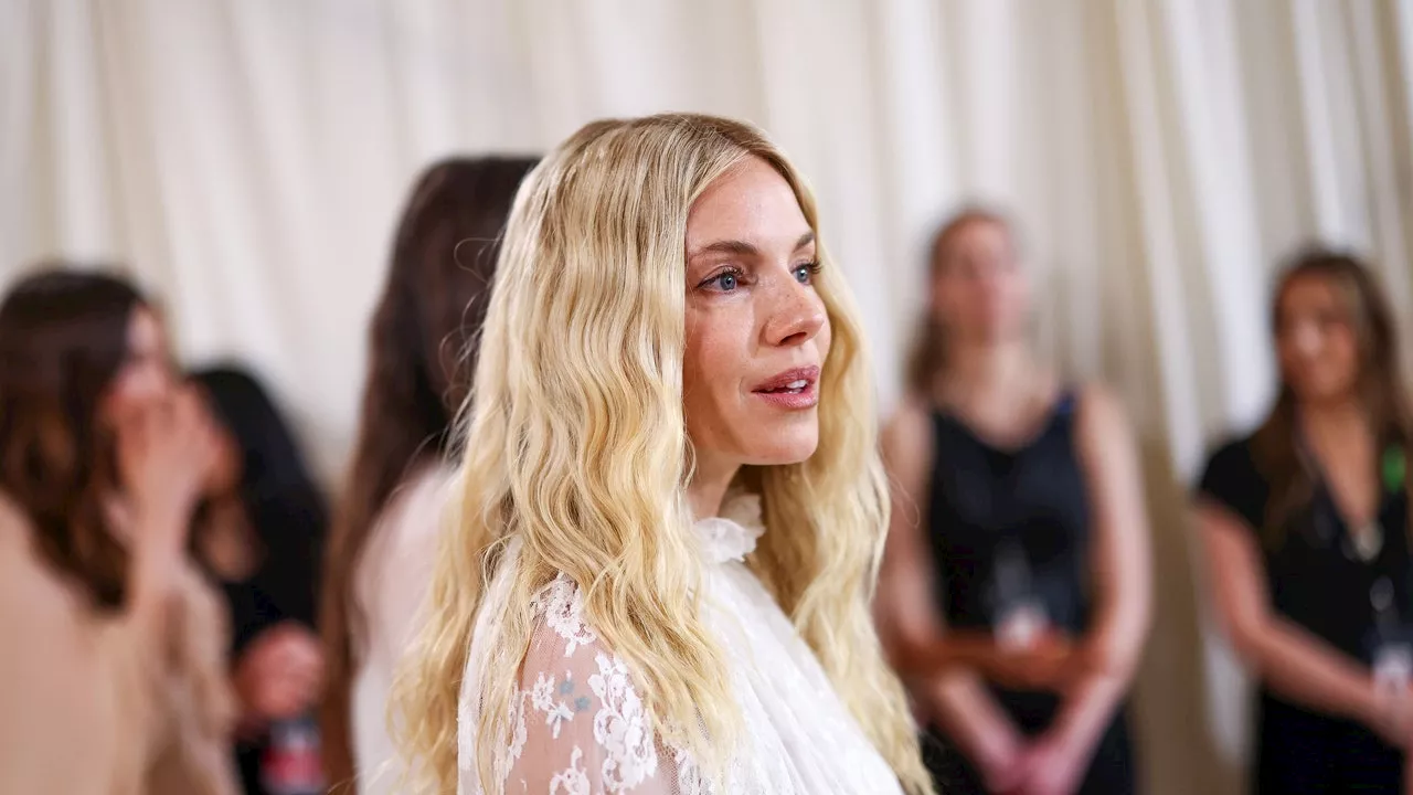 Sienna Miller no ha cambiado su estilo en 20 años y por eso nos encanta: se consolida como la musa boho de Chloé en la Met Gala 2024