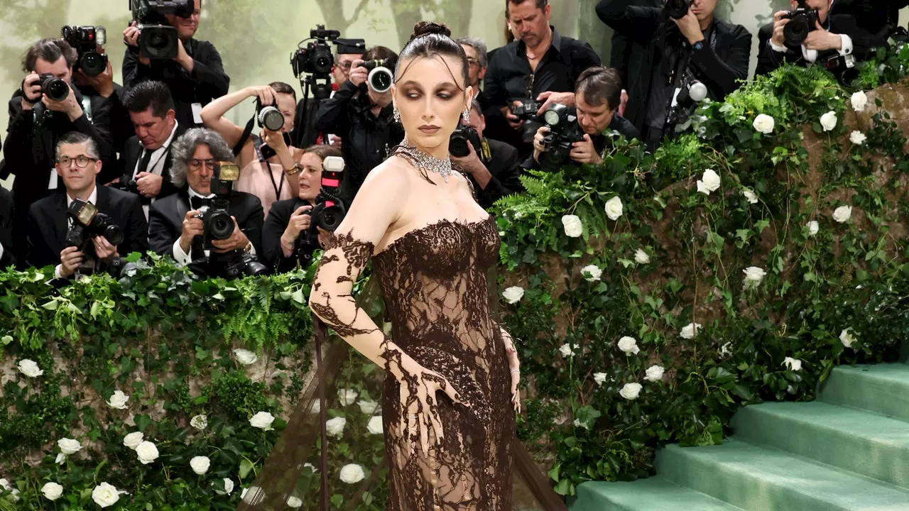 Met Gala 2024: Emma Chamberlain setzt auf dem Red Carpet auf einen Gothic-Look von Jean Paul Gaultier