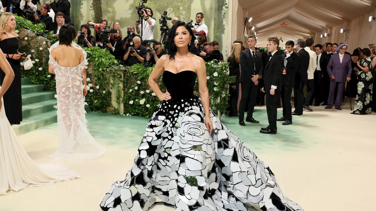 Lauren Sánchez Wears a “Shattered Glass” Oscar de la Renta Dress to the 2024 Met Gala