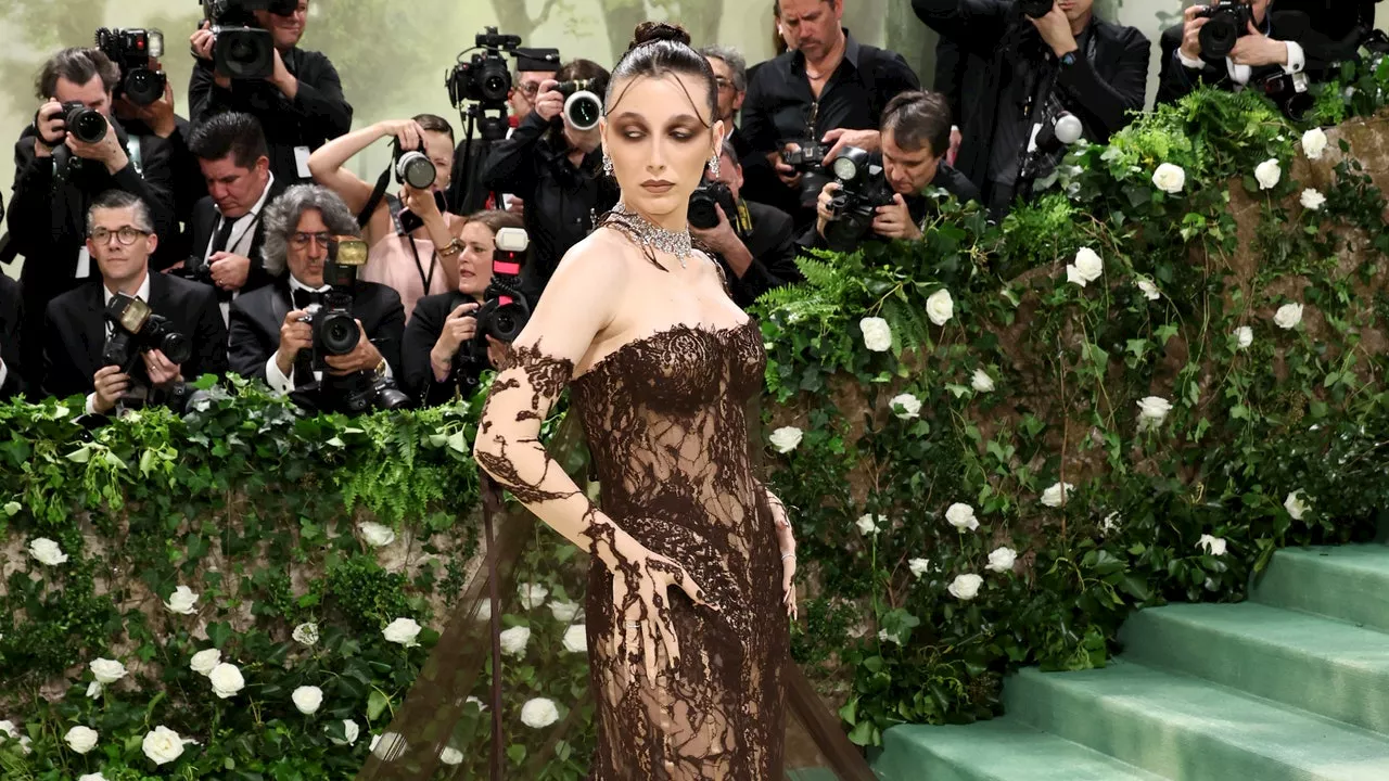 Emma Chamberlain s'approprie la tendance gothique dans deux robes Jean Paul Gaultier au Met Gala 2024