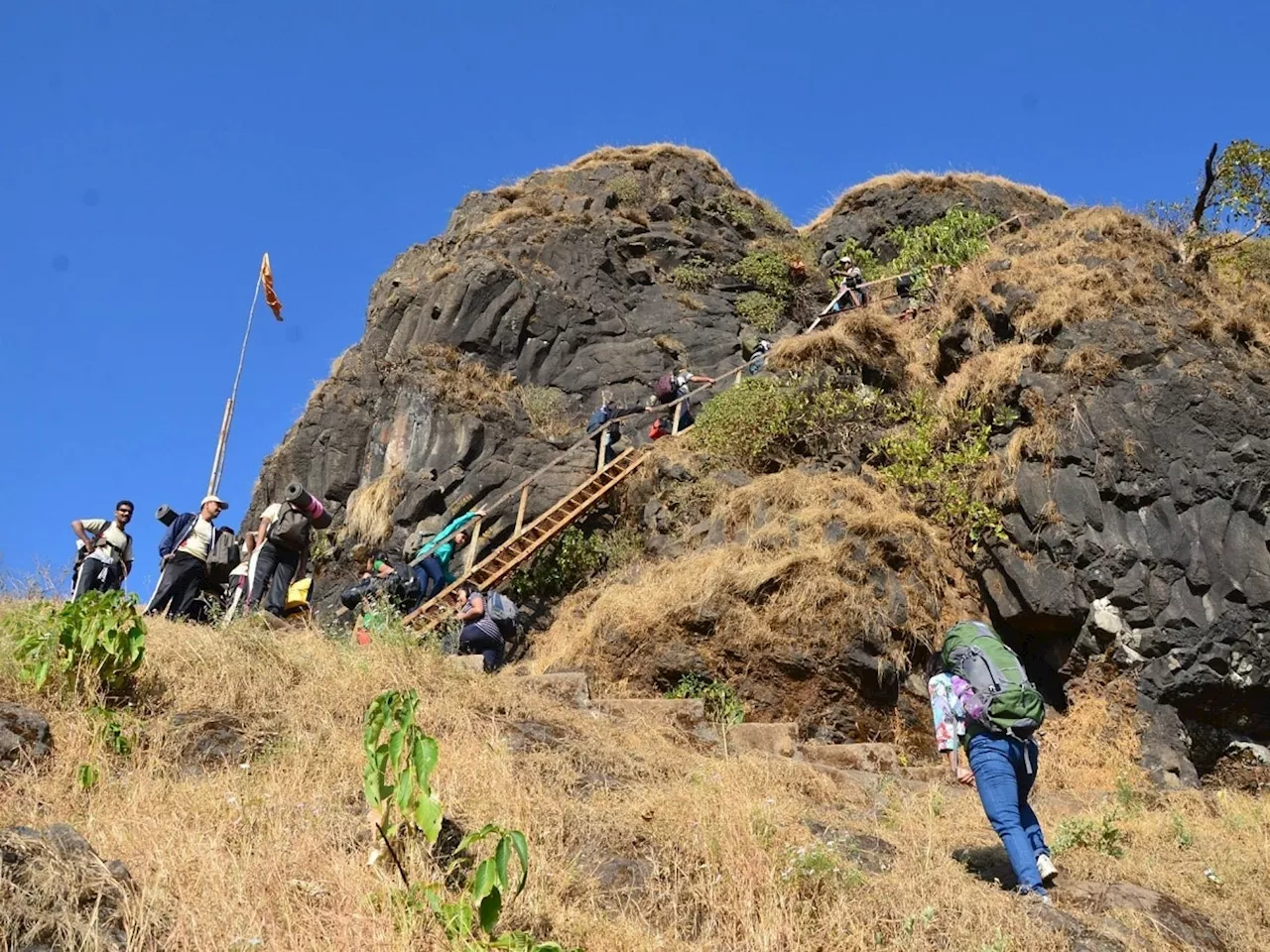 महाष्ट्रातील सर्वात दुर्गम मतदान केंद्र; निवडणूक कर्मचाऱ्यांनी तासभर पायी चालत सर केलं रायरेश्वर