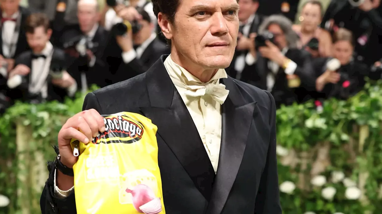 Cuánto cuesta la bolsa de patatas de Balenciaga que Michael Shannon ha llevado a la Gala Met 2024