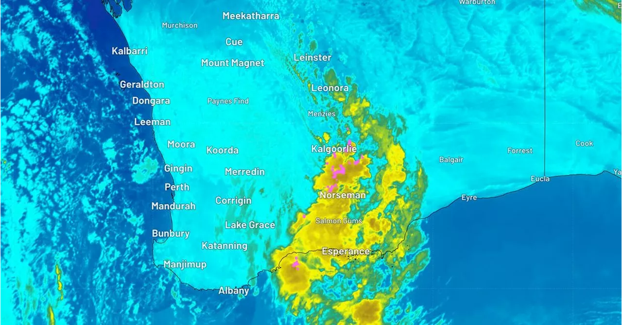 Line of storms stretching 500km lurking over Western Australia's interior