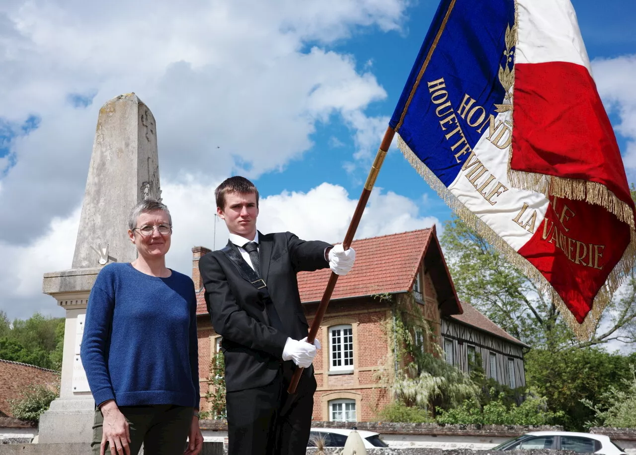 Cet adolescent est le plus jeune porte-drapeau de l'Eure